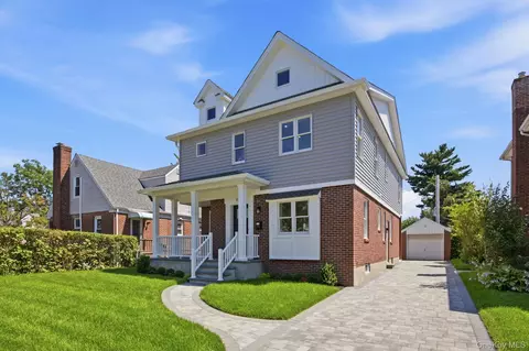 106 Nugent St, North Hempstead, NY 11040