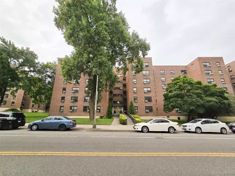 211-10 73rd Ave #3D, Oakland Gardens, NY 11364