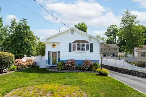 1704 Paine St, Yorktown, NY 10598