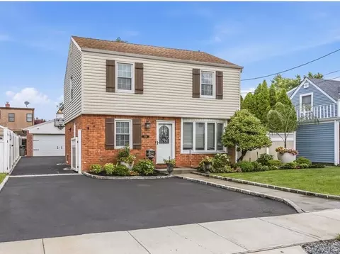 306 Latham Rd, North Hempstead, NY 11501