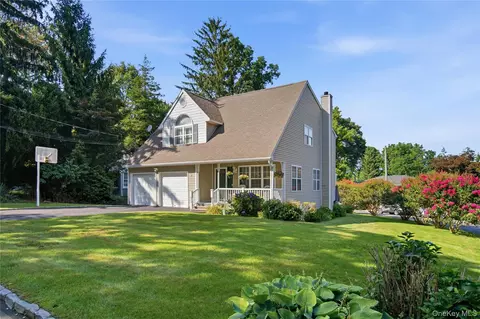 8 Crossman Rd, Centerport, NY 11721