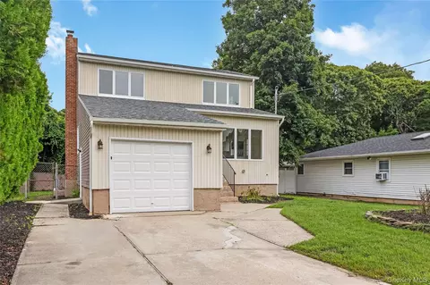 65 Westminster Dr, Shirley, NY 11967