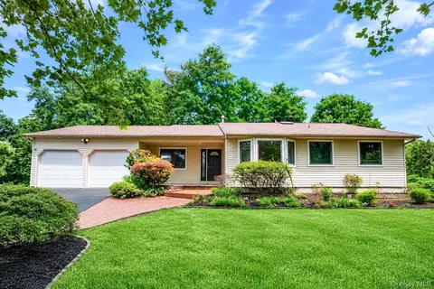15 Dix Cir, Dix Hills, NY 11746