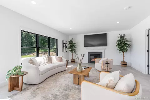 Living - 2790 Stanley Rd, Mattituck, NY 11952 photo 1 of 2