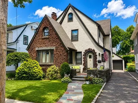 19 Cypress St, Floral Park, NY 11001