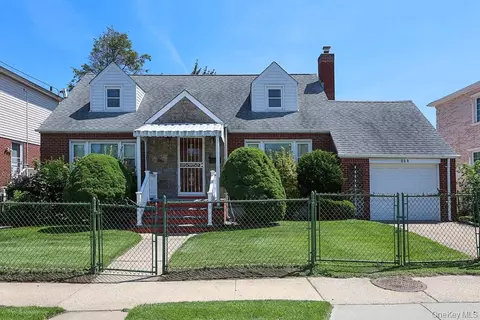 560 N 6 St, North Hempstead, NY 11040