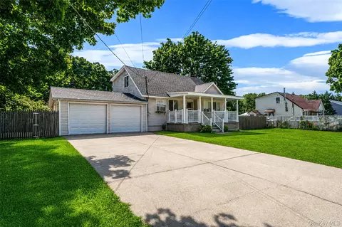 1641 E 3rd Ave, Bay Shore, NY 11706