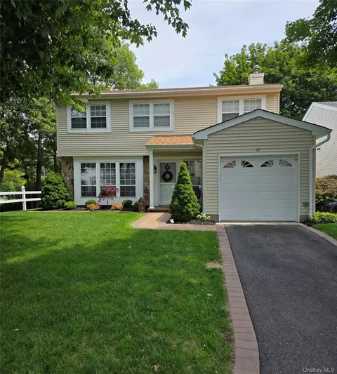 11 Colony Dr, Holbrook, NY 11741