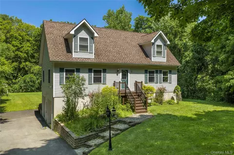 22 Hickory Ln, Pawling, NY 12564