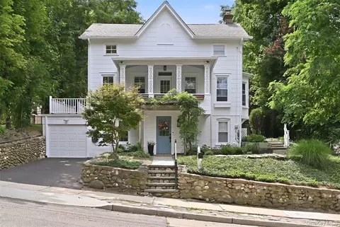 18 Washington Pl, Northport, NY 11768