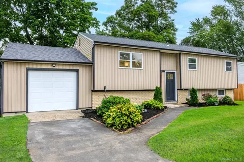 2907 Sipp Ave, Medford, NY 11763