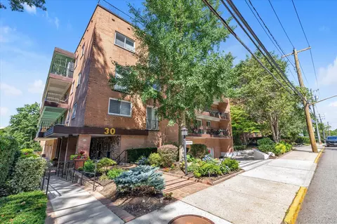 30 Barstow Rd #3A, North Hempstead, NY 11021