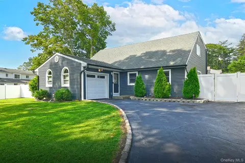 25 Rosanne Ct, Nesconset, NY 11767