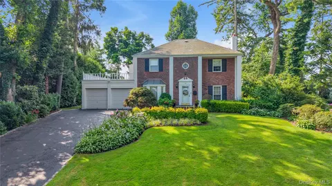 34 Soundview Crst, North Hempstead, NY 11030