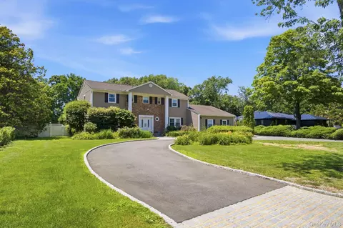 25 Artisan Ave, Huntington, NY 11743