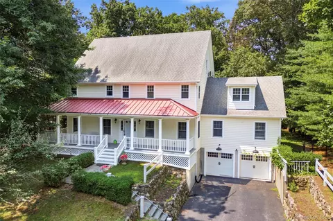 17 Nadworny Ln, Stony Brook, NY 11790