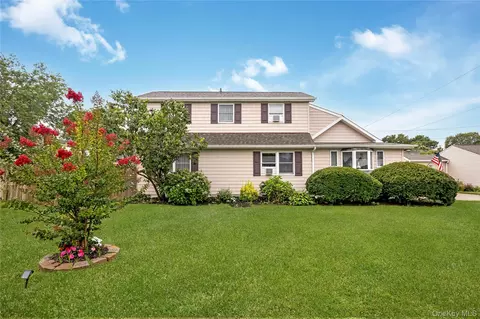 208 Ford St, Holbrook, NY 11741