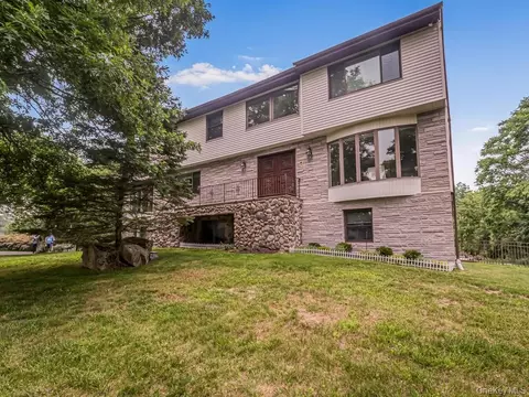 8 Fairgreen Ct, Cortlandt, NY 10567