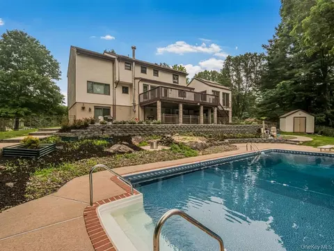 8 Fairgreen Ct, Cortlandt, NY 10567