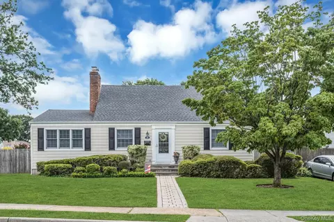29 Timber Rd, Glen Cove, NY 11542