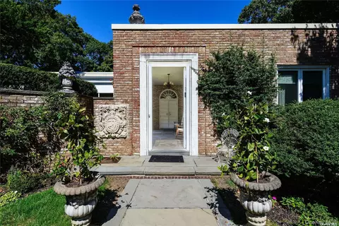 153 Royston Ln, Oyster Bay, NY 11771