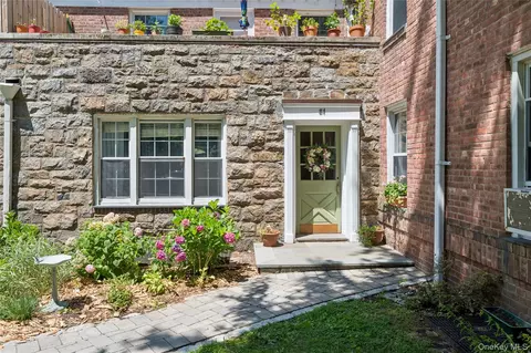 84 Pinewood Rd #1F, Greenburgh, NY 10530