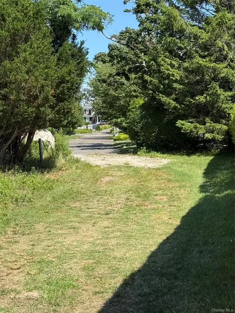 61 S Bay Ave, Southampton, NY 11941