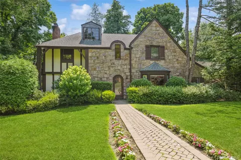 1 Winfield Ter, North Hempstead, NY 11023