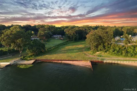 25 Hicks Ln, North Hempstead, NY 11050