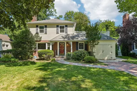 93 Transverse Rd, Garden City, NY 11530