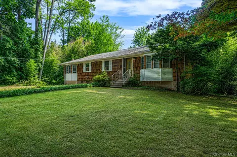 11 Radio Ave, Miller Place, NY 11764
