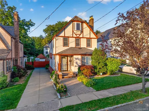 46-19 Iris Ln, North Hempstead, NY 11020