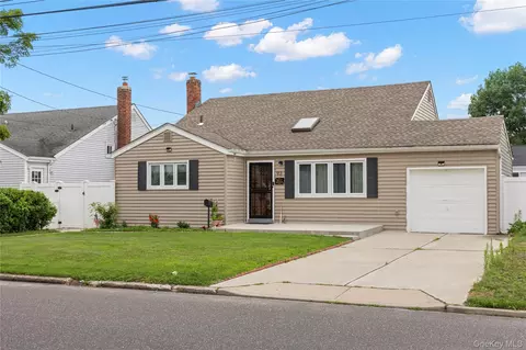 92 W 21st St, Deer Park, NY 11729