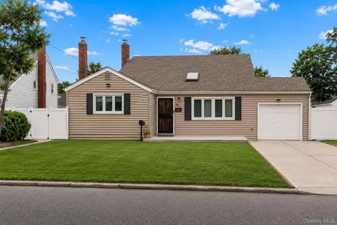 92 W 21st St, Deer Park, NY 11729