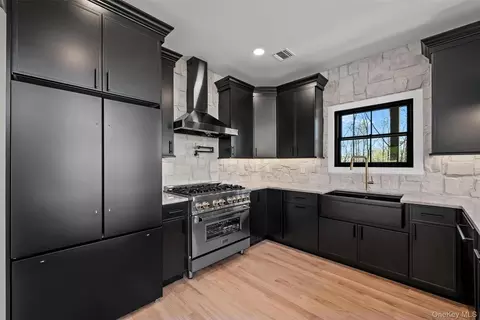 Kitchen - 98 Fox Hill Rd, Wallkill, NY 12589 photo 2 of 4