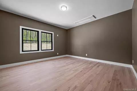 Bedroom - 98 Fox Hill Rd, Wallkill, NY 12589 photo 5 of 10
