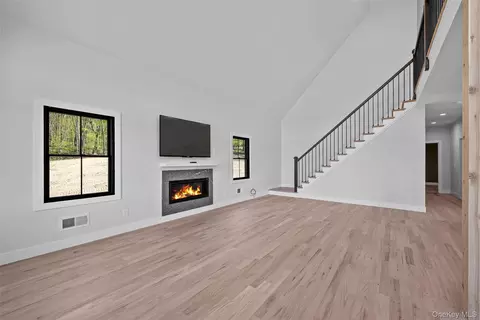 Living - 98 Fox Hill Rd, Wallkill, NY 12589 photo 6 of 8