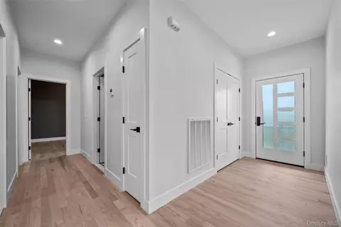 Entry Way - 98 Fox Hill Rd, Wallkill, NY 12589 photo 4 of 5