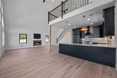 Living - 98 Fox Hill Rd, Wallkill, NY 12589 photo 3 of 8