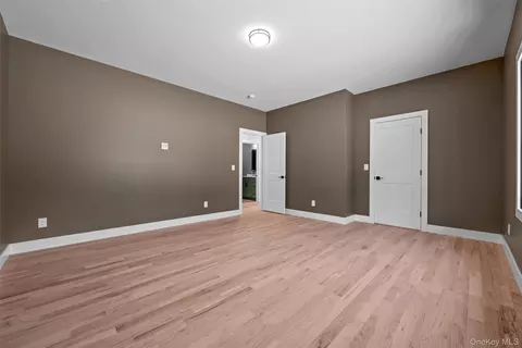 Bedroom - 98 Fox Hill Rd, Wallkill, NY 12589 photo 6 of 10