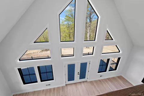 Entry Way - 98 Fox Hill Rd, Wallkill, NY 12589 photo 2 of 5