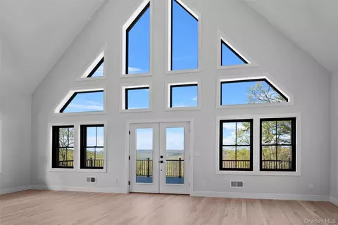 Living - 98 Fox Hill Rd, Wallkill, NY 12589 photo 2 of 8