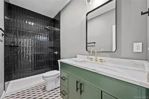 Bath - 98 Fox Hill Rd, Wallkill, NY 12589 photo 2 of 3