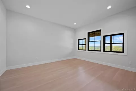 Bedroom - 98 Fox Hill Rd, Wallkill, NY 12589 photo 1 of 10