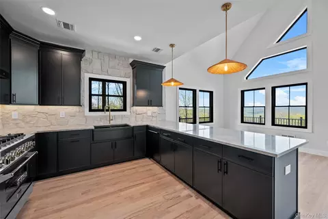 Kitchen - 98 Fox Hill Rd, Wallkill, NY 12589 photo 3 of 4