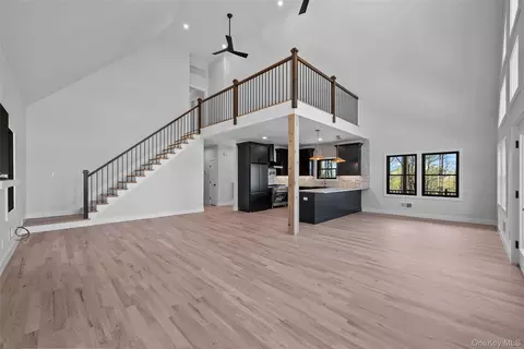 Living - 98 Fox Hill Rd, Wallkill, NY 12589 photo 5 of 8