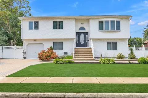 583 N Erie Ave, Lindenhurst, NY 11757