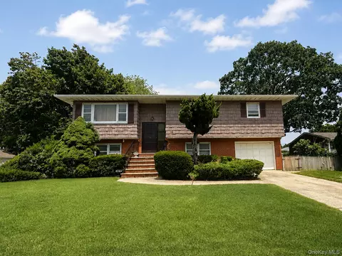 344 47th St, Lindenhurst, NY 11757