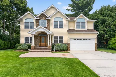 136 Circle Dr, North Hempstead, NY 11577