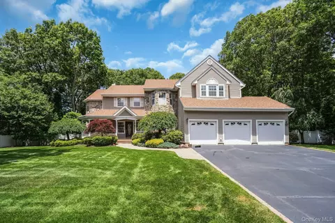 7 Dorm Ct, Setauket, NY 11733